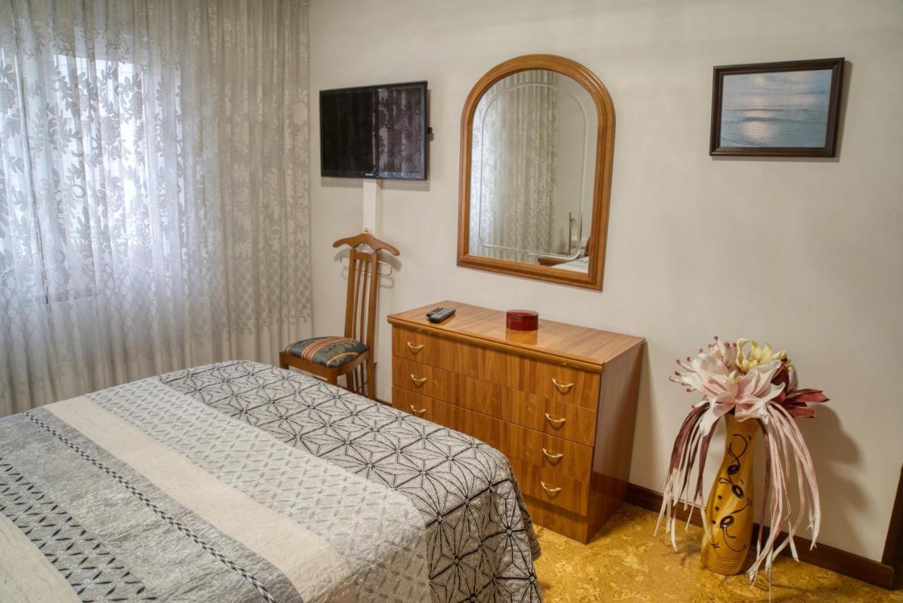 Apartamento Muy Amplio, Con Wifi Y A 12 Minutos Del Centro Gijón Esterno foto