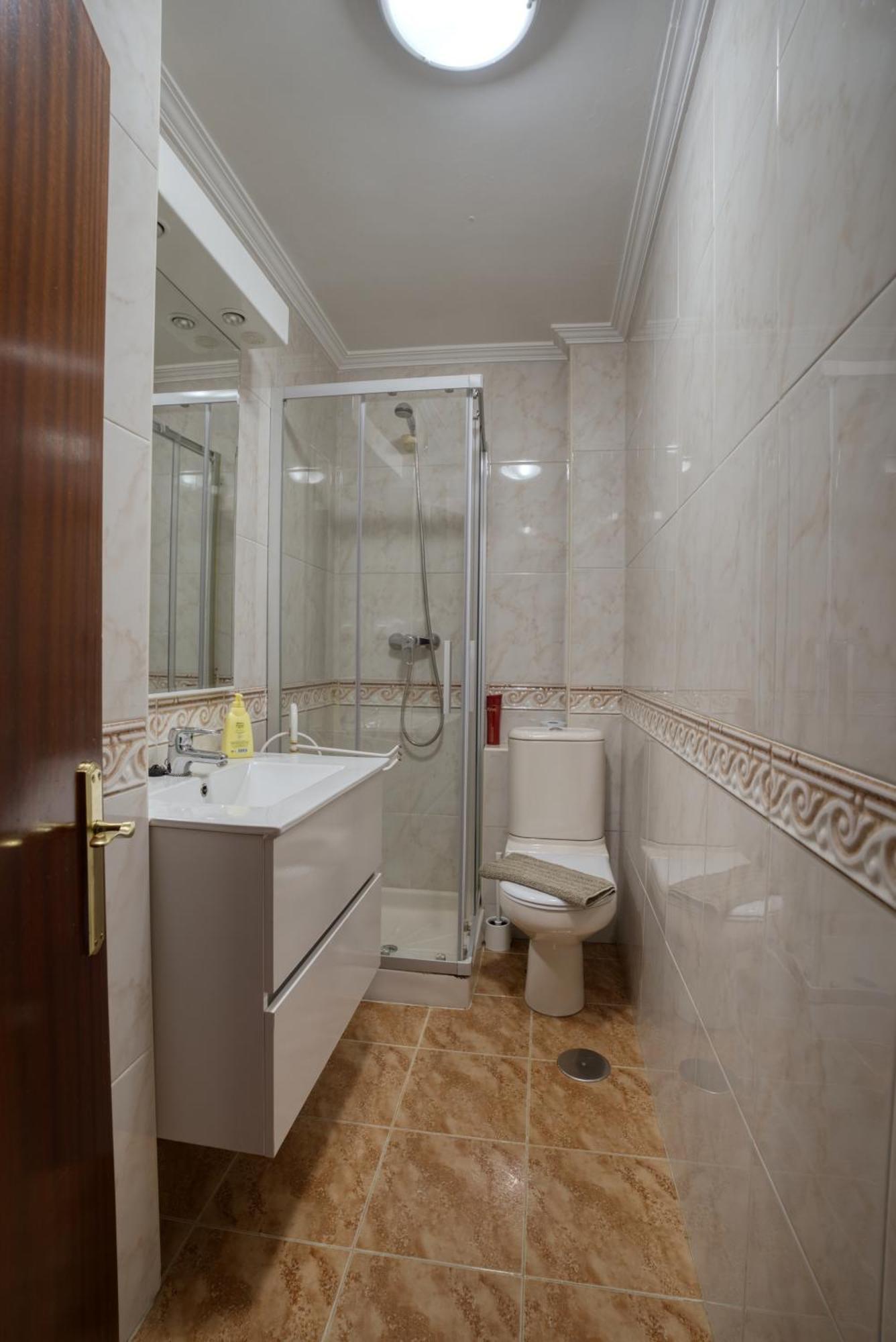 Apartamento Muy Amplio, Con Wifi Y A 12 Minutos Del Centro Gijón Esterno foto