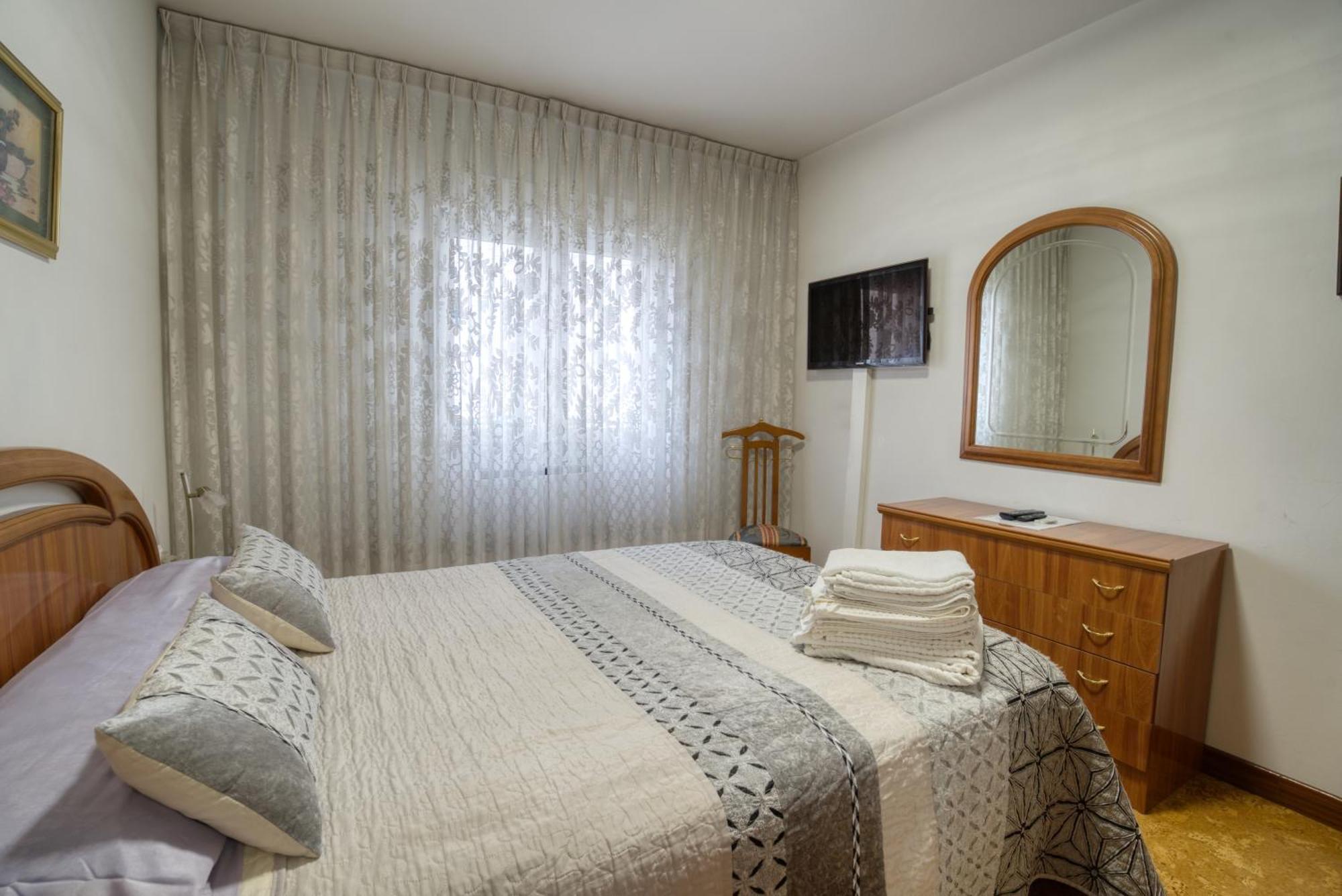 Apartamento Muy Amplio, Con Wifi Y A 12 Minutos Del Centro Gijón Esterno foto